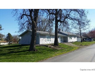 221 W Spruce St, Virden, IL 62690