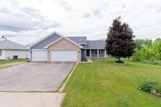 912 Meadow Ln, Winnebago, IL 61088