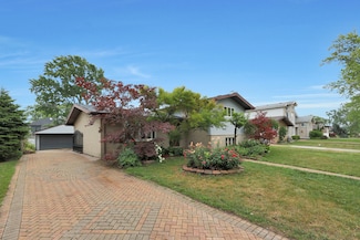 9043 Oriole Ave, Morton Grove, IL 60053