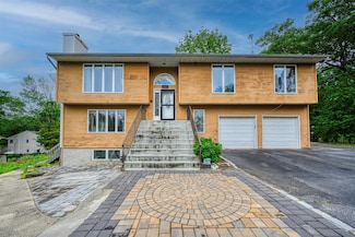 15 Oakhurst St, Huntington Station, NY 11746
