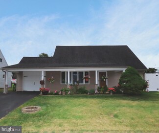 28 New Pond Ln, Levittown, PA 19054
