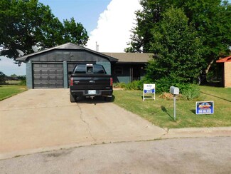 5401 NW Cottonwood Dr, Lawton, OK 73505