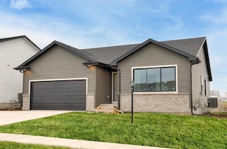 6417 NE 11th Ct, Des Moines, IA 50313
