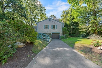 9 Strawberry Hill Rd, Falmouth, MA 2543
