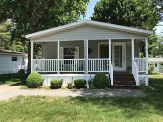 4 Parklane Rd, Hampstead, NH 03841