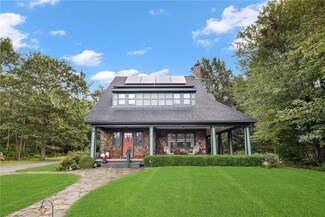 9 Meadow Ln, Jamestown, RI 02835