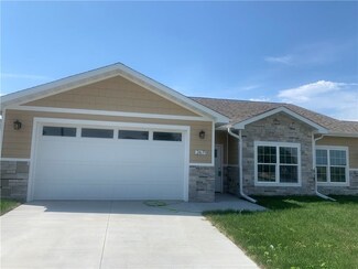2671 Bos Landen Dr, Pella, IA 50219