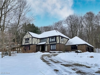 18777 Rivers Edge Dr E, Chagrin Falls, OH 44023