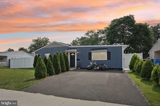 40 Openwood Ln, Levittown, PA 19055