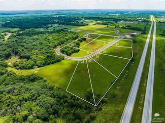 14416 Wildwood Cir, Wamego, KS 66547