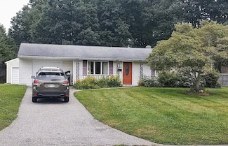 28 Lazywood Ln, Swansea, MA 02777