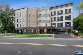 1070 River Rd Unit 408, New Milford, NJ 07646