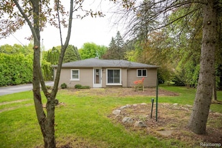 4216 Parker Rd, Fort Gratiot, MI 48059