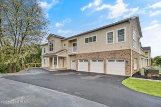 601 Vly Pointe Dr, Niskayuna, NY 12309