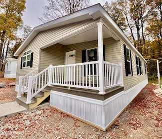 125 Middle Rd, Greentown, PA 18426