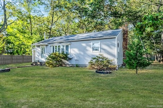 529 Elder Ln, Ronkonkoma, NY 11779