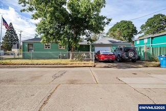 996 14th St SE, Salem, OR 97302