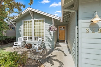 329 Phoenix Hills Dr, Phoenix, OR 97535