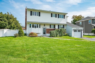 21 Clifford Blvd, Hauppauge, NY 11788