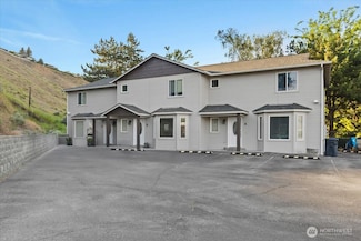 512 S 5th St, Selah, WA 98942