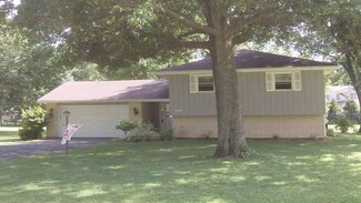 5924 Darline Dr, Saint Anne, IL 60964