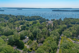 8 Knight St, Falmouth, ME 04105