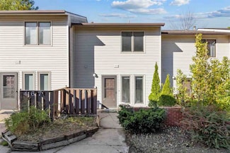 463 Samoa Dr, Iowa City, IA 52246