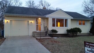 244 Oak Knolls S, Rockford, IL 61108
