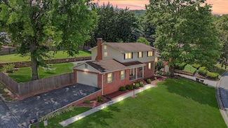 5704 Castle Rock Rd, Roanoke, VA 24018