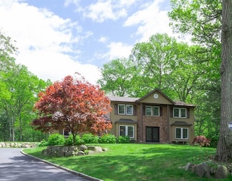 10 Northwood Ct, Dix Hills, NY 11746