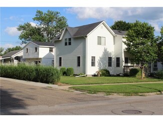 911 9th Ave, Belle Plaine, IA 52208