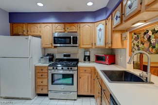 79 Boulder Run Rd, Paterson, NJ 07501