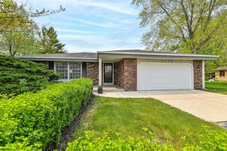 2049 W Glen Oaks Ln, Mequon, WI 53092