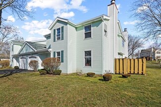 18 Rockhurst Dr, Penfield, NY 14526