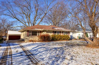 946 64th St, Windsor Heights, IA 50324