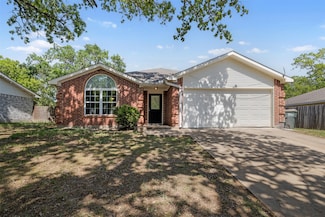 688 Rolling Oaks Dr, Giddings, TX 78942