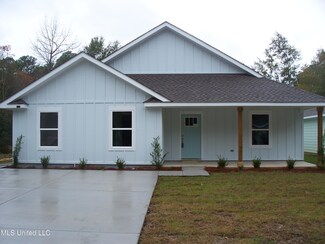 2607 N 12th St, Ocean Springs, MS 39564