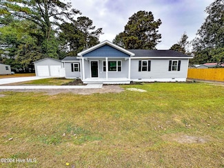 902 Powers St, Clinton, NC 28328