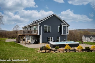 25 Meadow View Dr, Marlboro, NY 12542