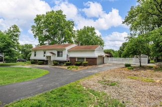 55 Queens Dr, Florissant, MO 63034