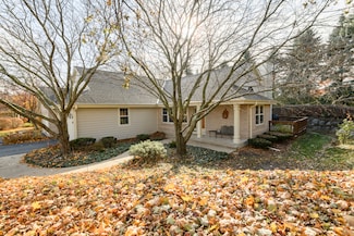 675 Charleston Ct Unit B, Brookfield, WI 53045