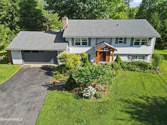 592 Peru Rd, Hinsdale, MA 01235