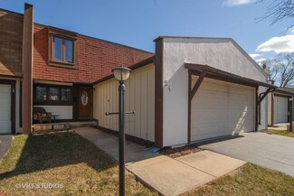 24 Elmwood Dr, Indian Head Park, IL 60525