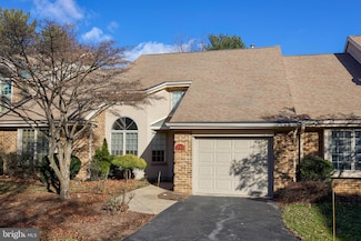 211 Willow Valley Dr, Lancaster, PA 17602