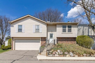 2975 Roundtree Dr, Troy, MI 48083
