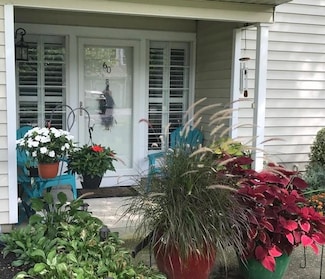 60 Erin Ln, East Setauket, NY 11733