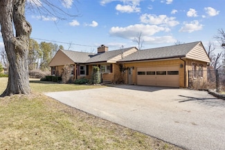 2815 Indian Hill Rd SE, Cedar Rapids, IA 52403