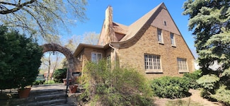 1221 Douglas Ave, Yankton, SD 57078