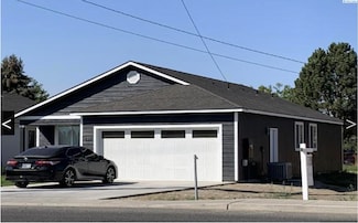 637 N 16th St, Sunnyside, WA 98944