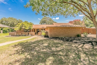31 Bounty Rd E, Benbrook, TX 76132